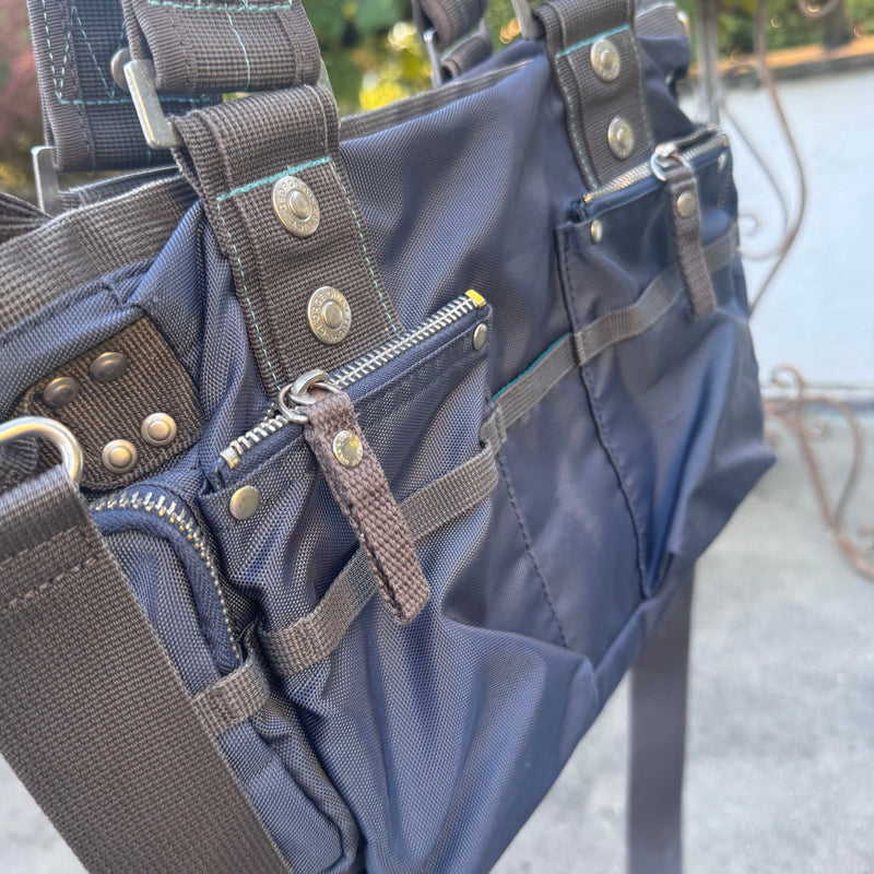 Detailansicht: Sourced limited accessories and clothes George Gina and Lucy 6IX Handbag – Logo, Nähte oder Material