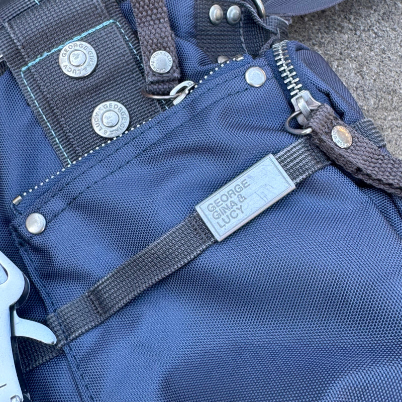 Detailansicht: Sourced limited accessories and clothes George Gina and Lucy 6IX Handbag – Logo, Nähte oder Material