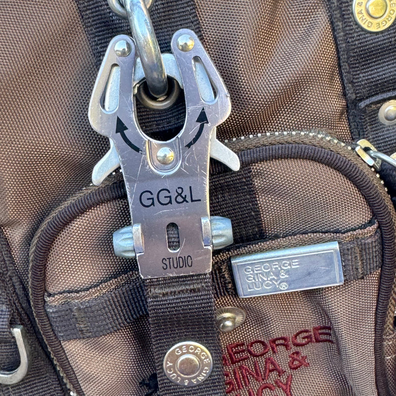 Detailansicht: Sourced limited accessories and clothes George Gina and Lucy Corteen Deluxe handbag – Logo, Nähte oder Material