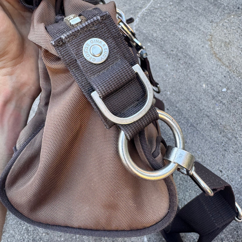 Detailansicht: Sourced limited accessories and clothes George Gina and Lucy Corteen Deluxe handbag – Logo, Nähte oder Material