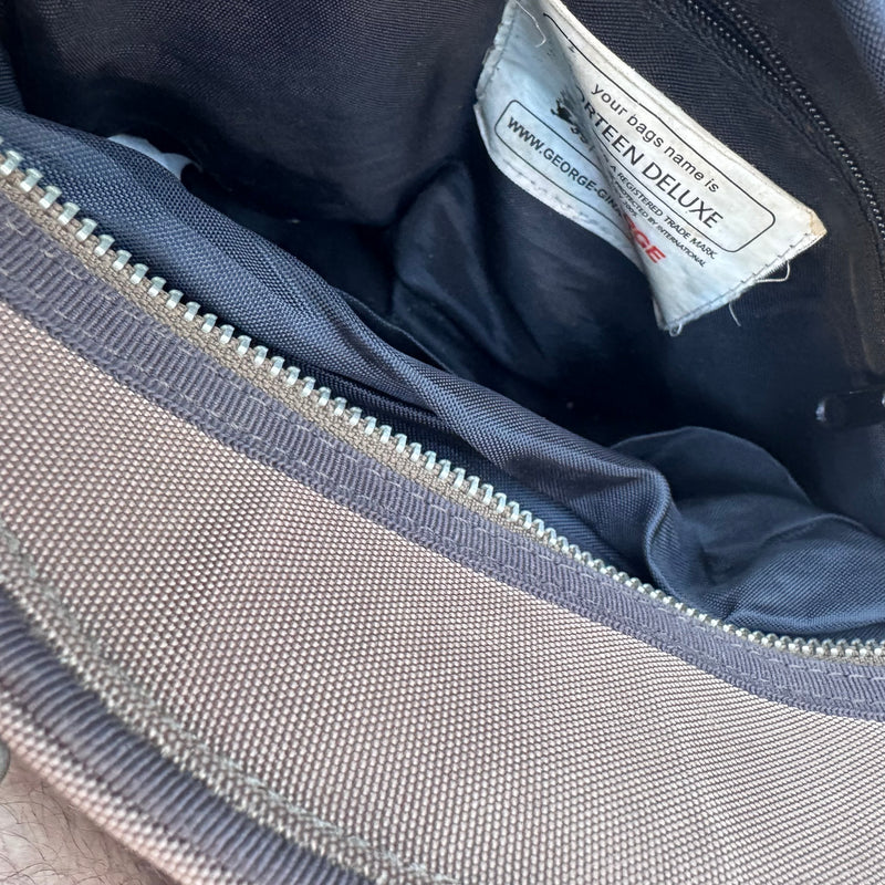 Detailansicht: Sourced limited accessories and clothes George Gina and Lucy Corteen Deluxe handbag – Logo, Nähte oder Material