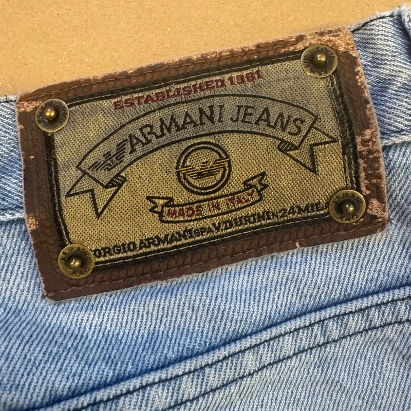 Detailansicht: Sourced limited accessories and clothes Giorgio Armani skyblue vintage jeans – Logo, Nähte oder Material