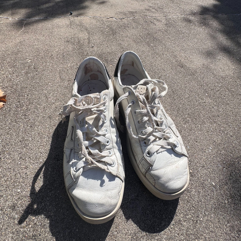 Detailansicht: Sourced limited accessories and clothes Golden Goose pure white sneakers – Logo, Nähte oder Material