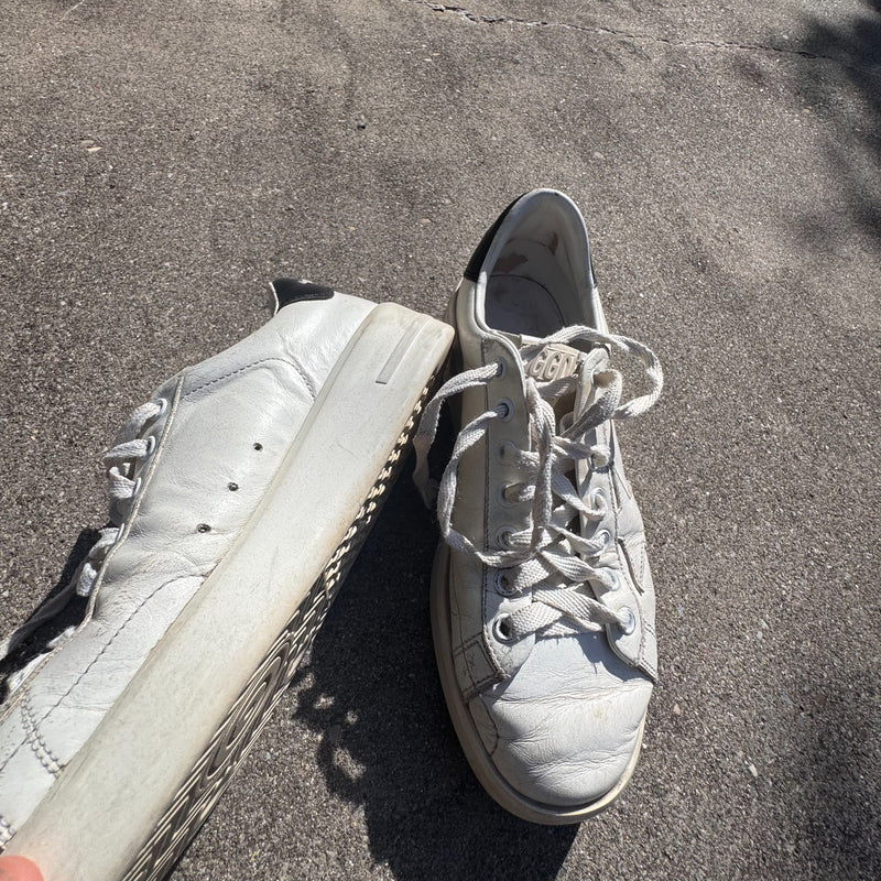 Detailansicht: Sourced limited accessories and clothes Golden Goose pure white sneakers – Logo, Nähte oder Material