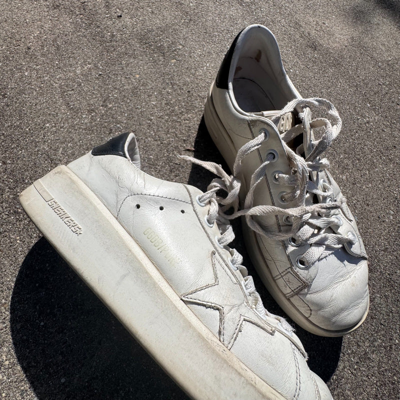 Detailansicht: Sourced limited accessories and clothes Golden Goose pure white sneakers – Logo, Nähte oder Material