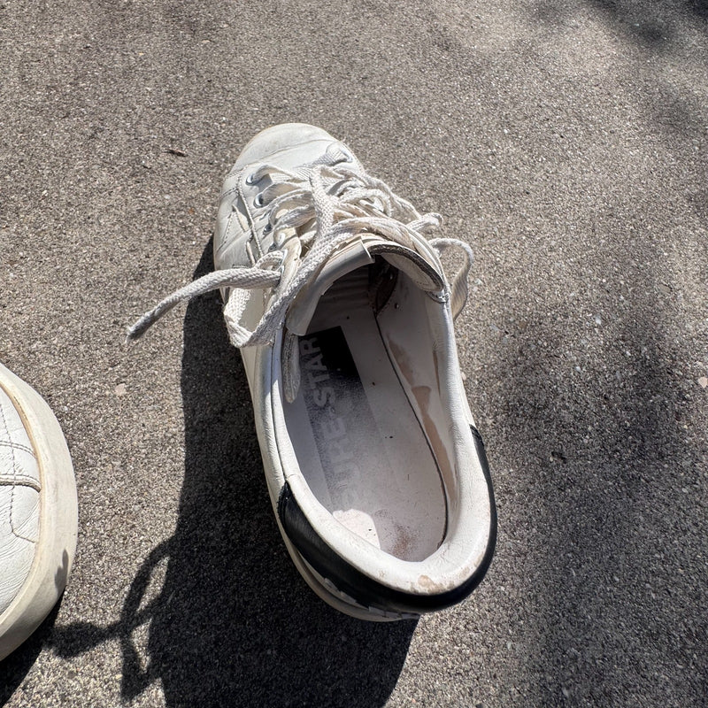 Detailansicht: Sourced limited accessories and clothes Golden Goose pure white sneakers – Logo, Nähte oder Material
