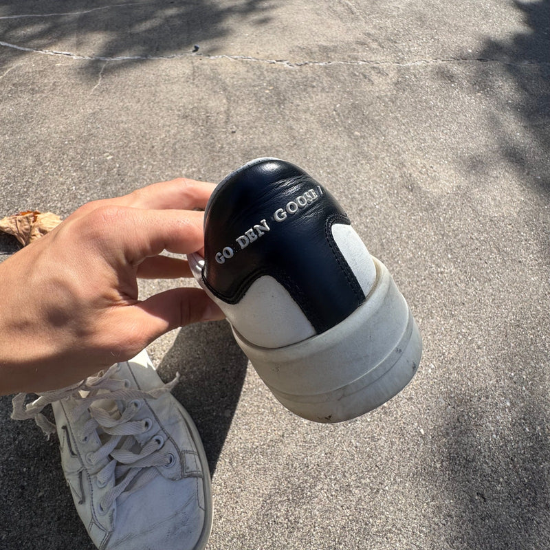 Detailansicht: Sourced limited accessories and clothes Golden Goose pure white sneakers – Logo, Nähte oder Material