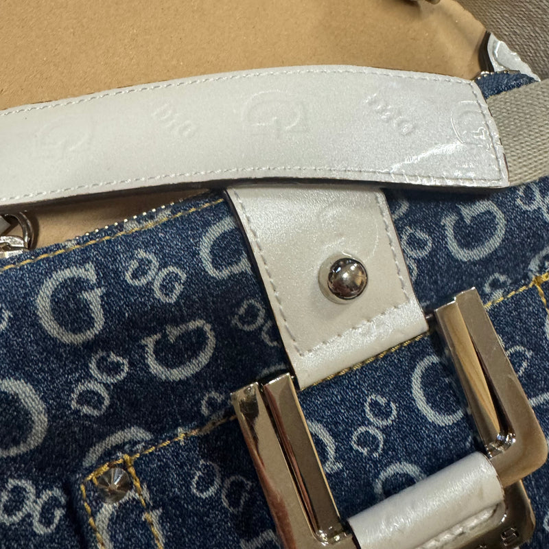 Detailansicht: Sourced limited accessories and clothes Guess blue monogram shoulder bag – Logo, Nähte oder Material
