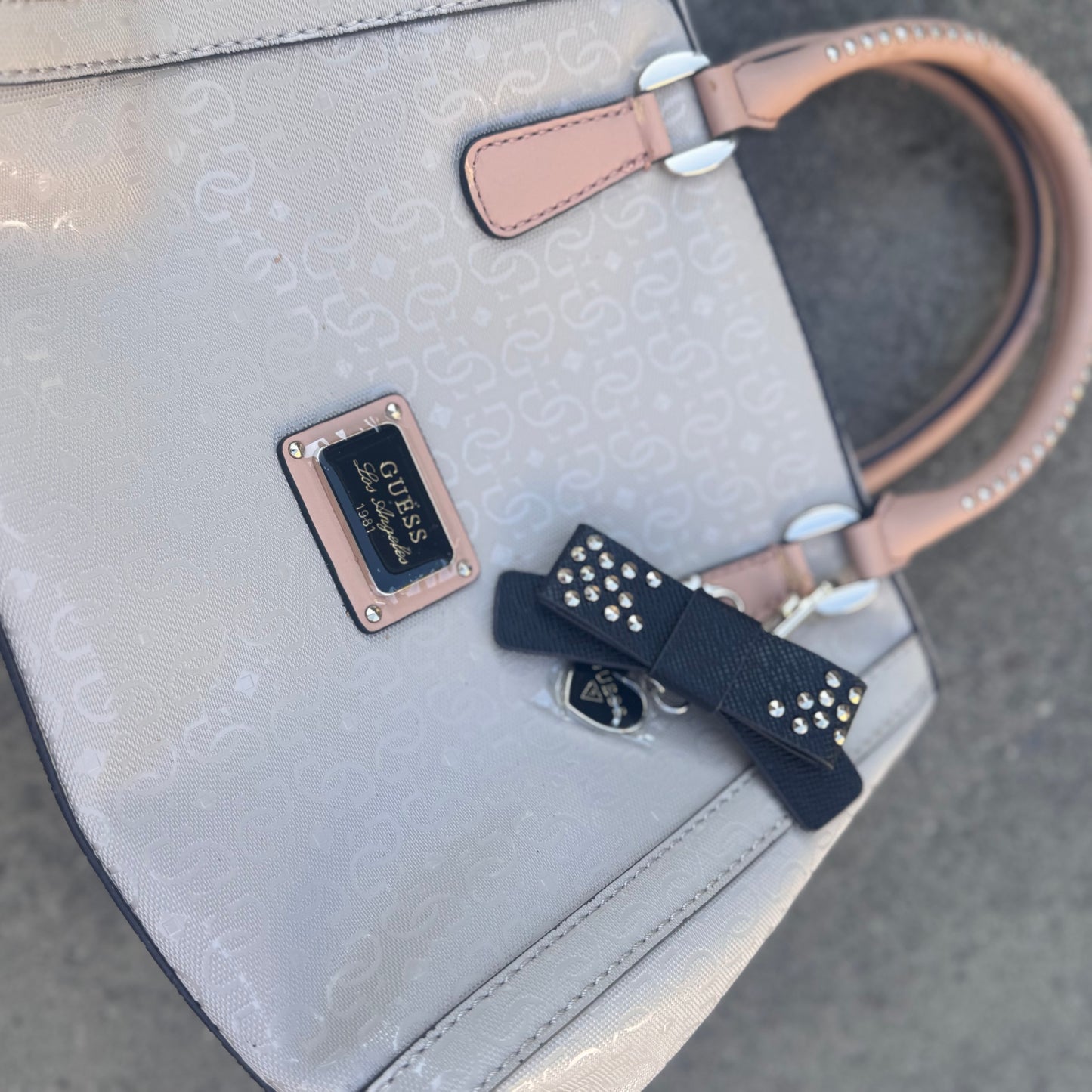 Guess designer handbag – Close-up 1