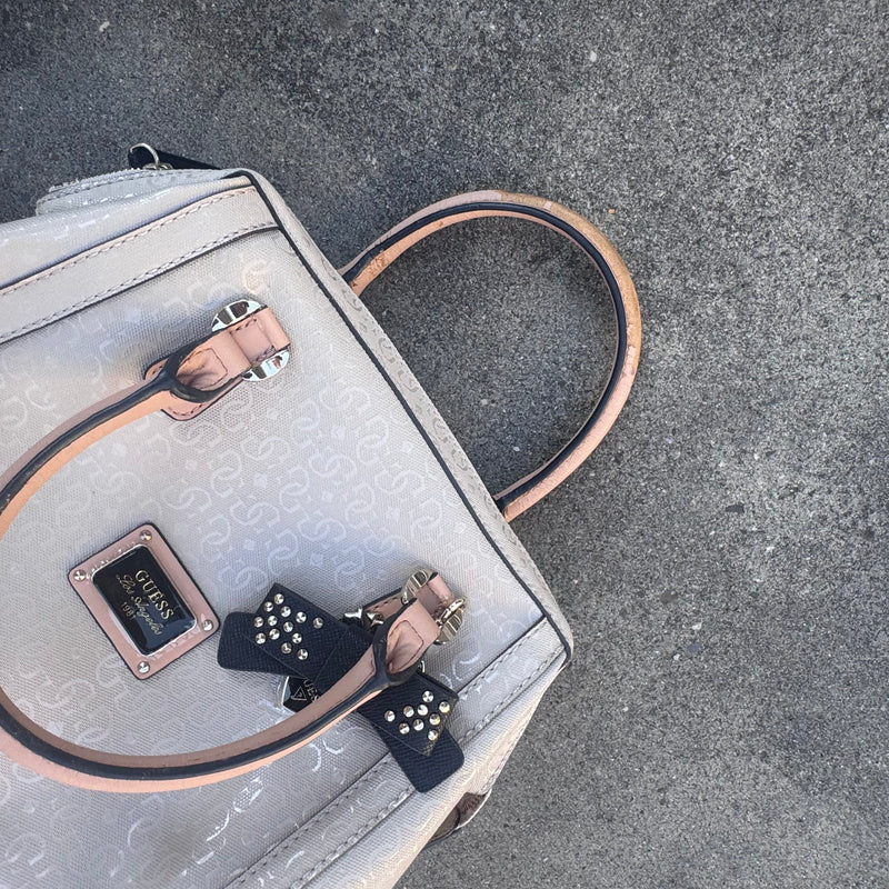 Detailansicht: Sourced limited accessories and clothes Guess designer handbag – Logo, Nähte oder Material