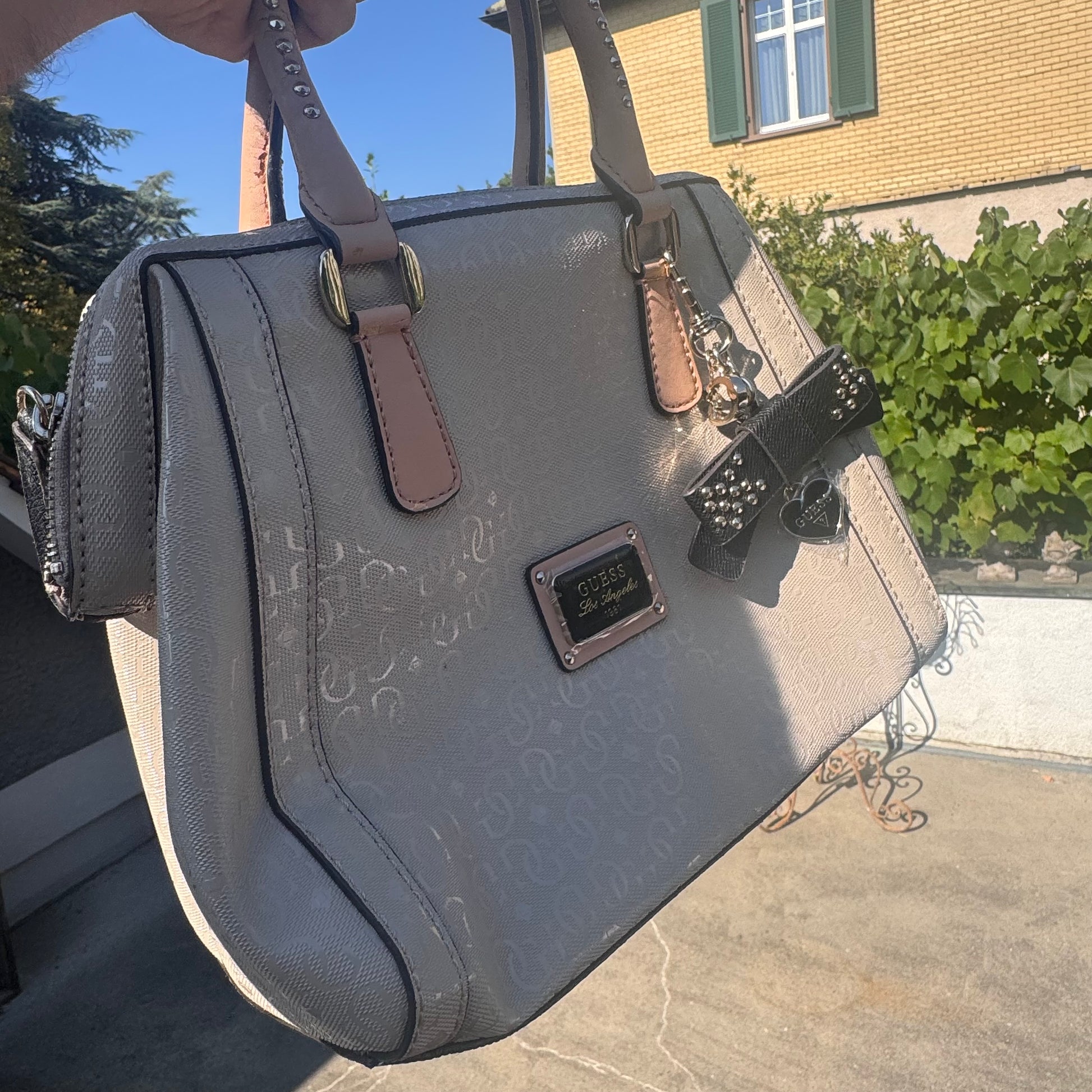Guess designer handbag – Close-up 3