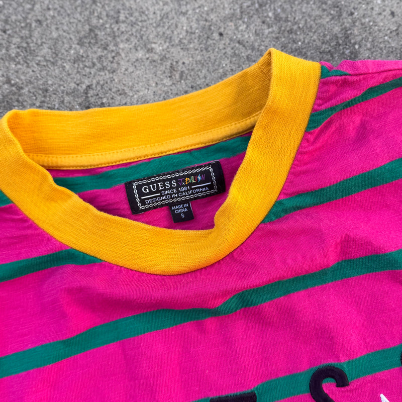 Detailansicht: Sourced limited accessories and clothes Guess pink striped oversized T-shirt – Logo, Nähte oder Material