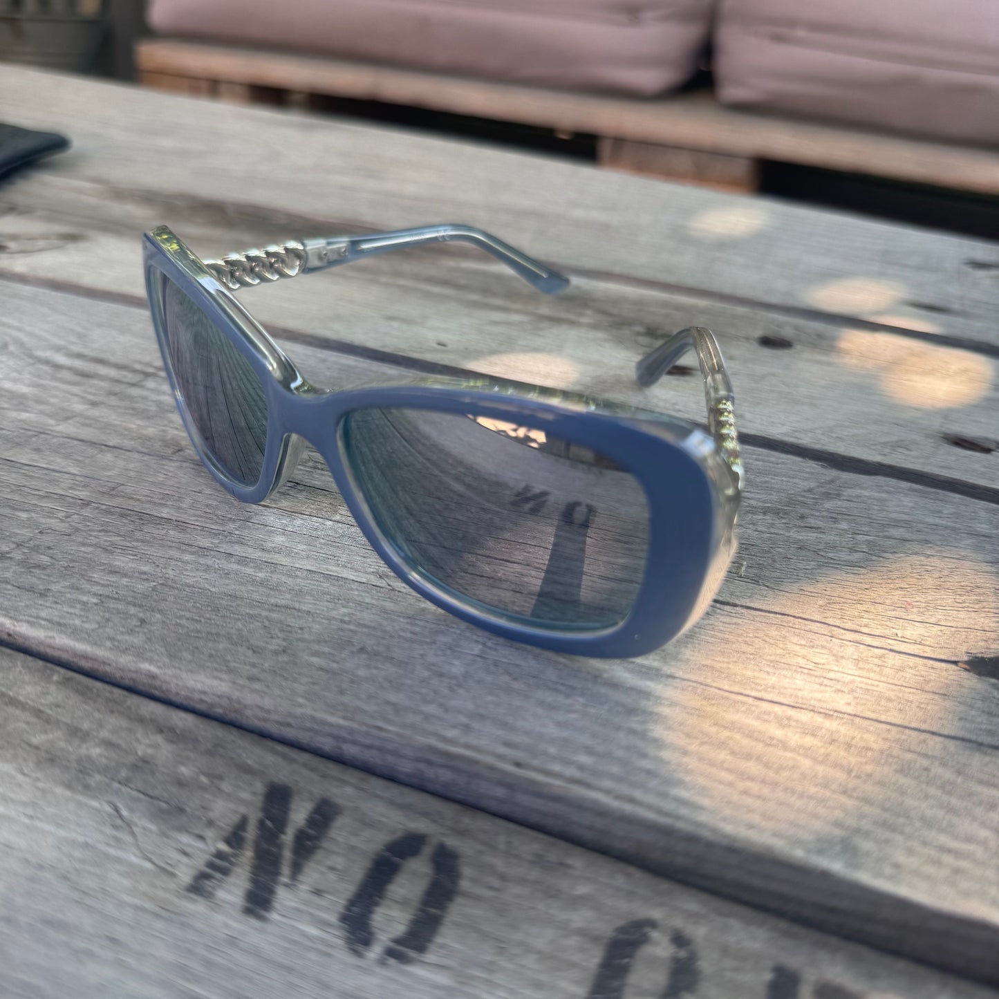 Guess silver sunglasses – Close-up 1