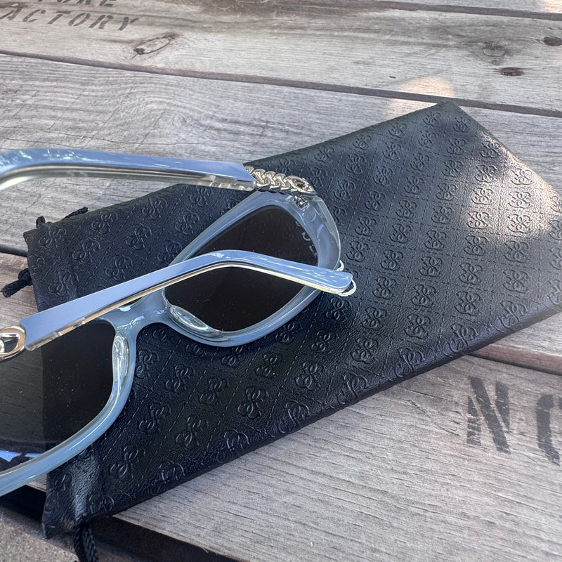 Detailansicht: Sourced limited accessories and clothes Guess silver sunglasses – Logo, Nähte oder Material