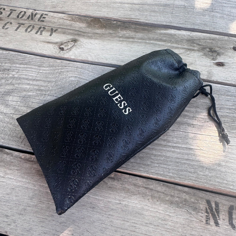 Detailansicht: Sourced limited accessories and clothes Guess silver sunglasses – Logo, Nähte oder Material