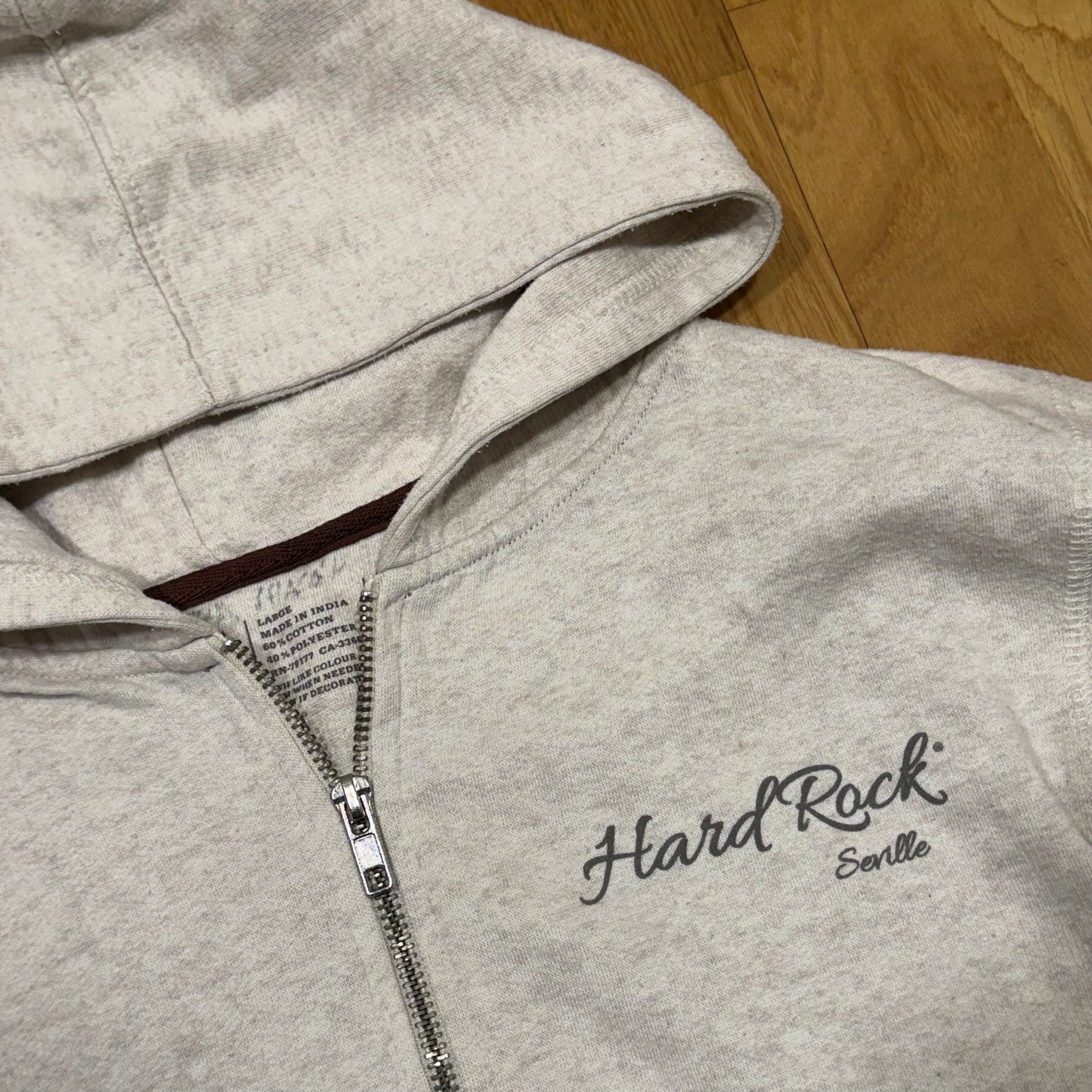 Hard Rock cafe y2k style zip-hoodie – Close-up 1