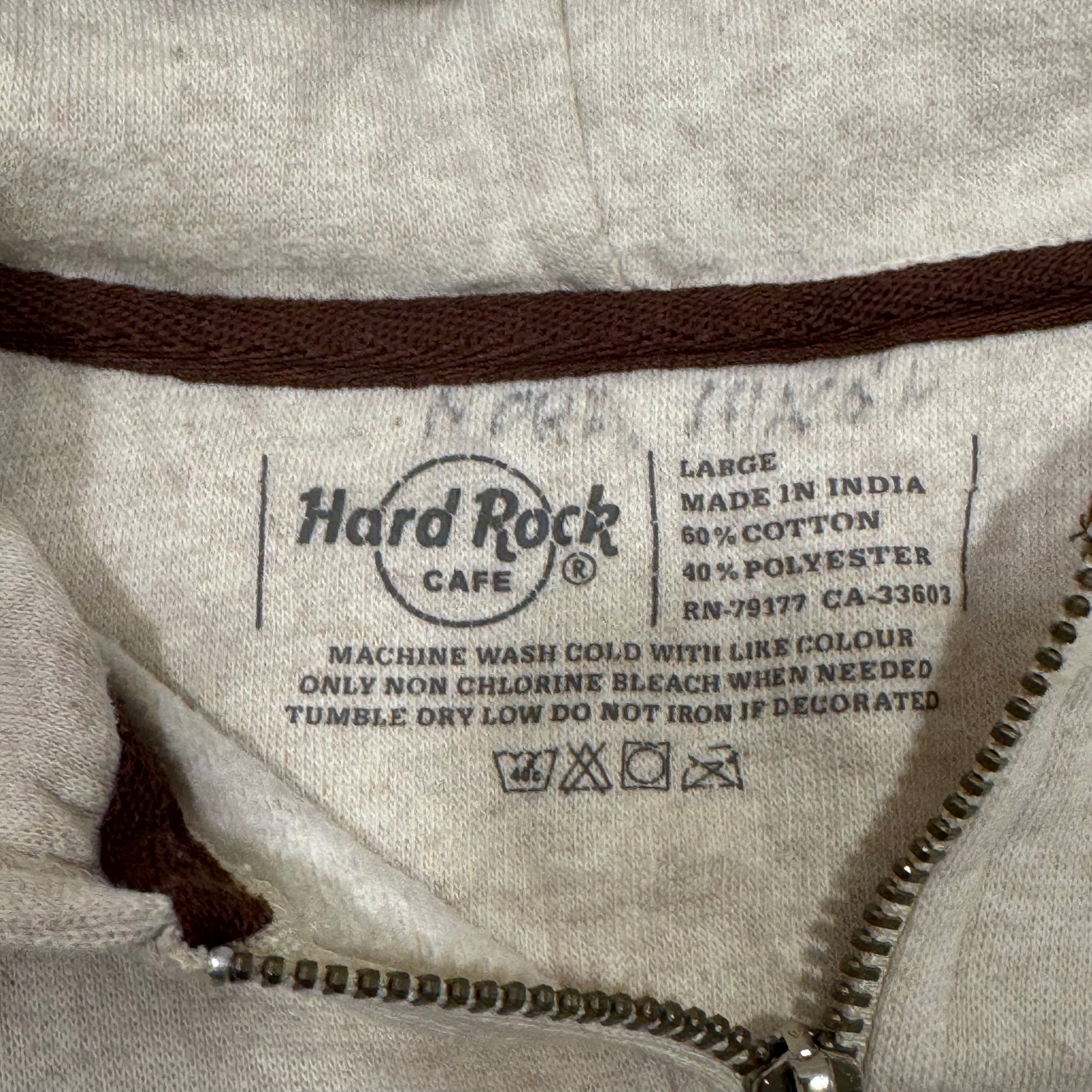 Hard Rock cafe y2k style zip-hoodie – Close-up 2