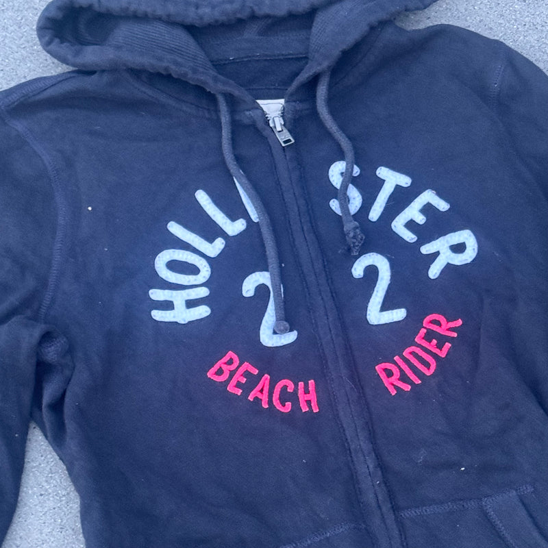 Detailansicht: Sourced limited accessories and clothes Hollister 22 Beach Rider black hoodie – Logo, Nähte oder Material
