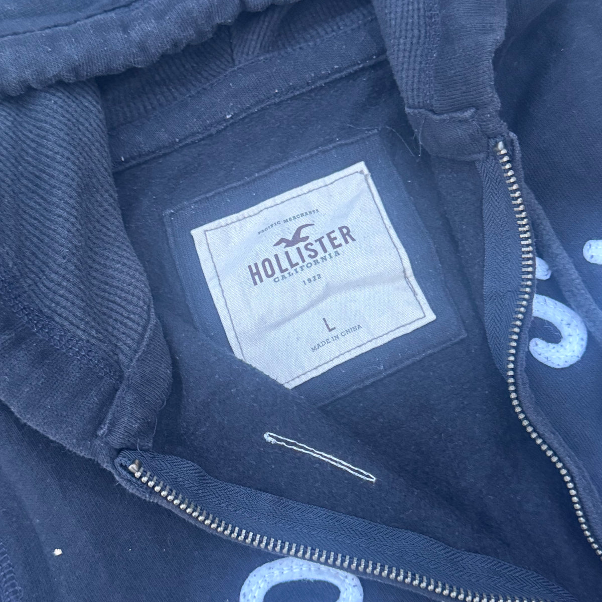 Hollister 22 Beach Rider black hoodie – Close-up 2