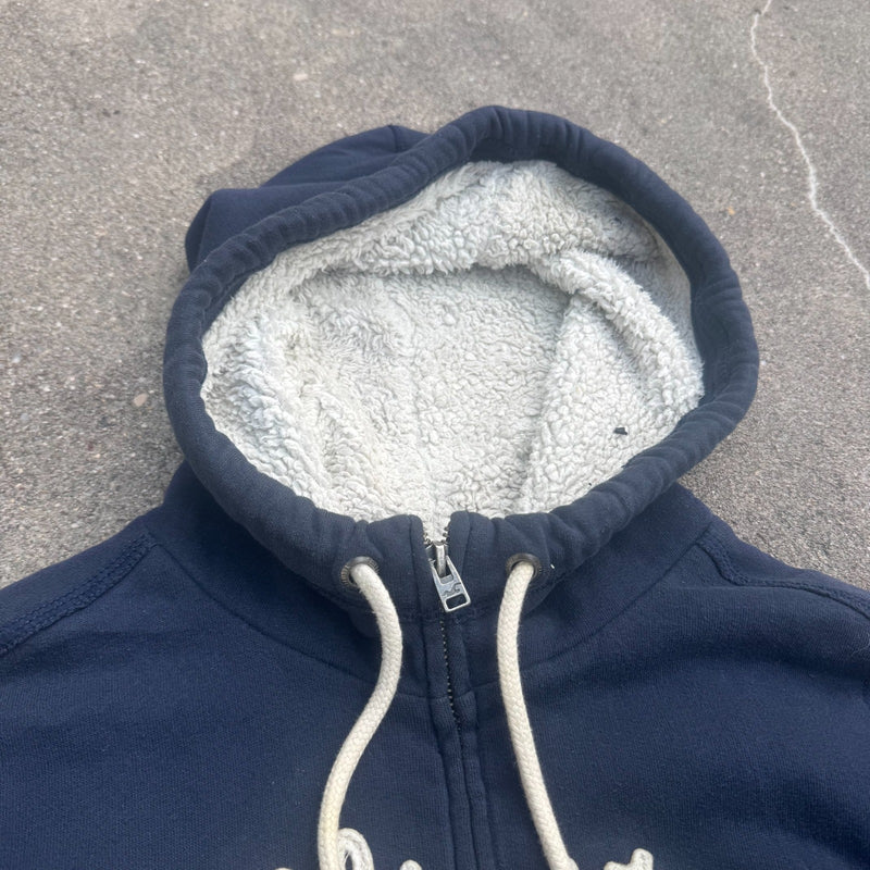 Detailansicht: Sourced limited accessories and clothes Hollister Y2K fluffy retro zip hoodie – Logo, Nähte oder Material
