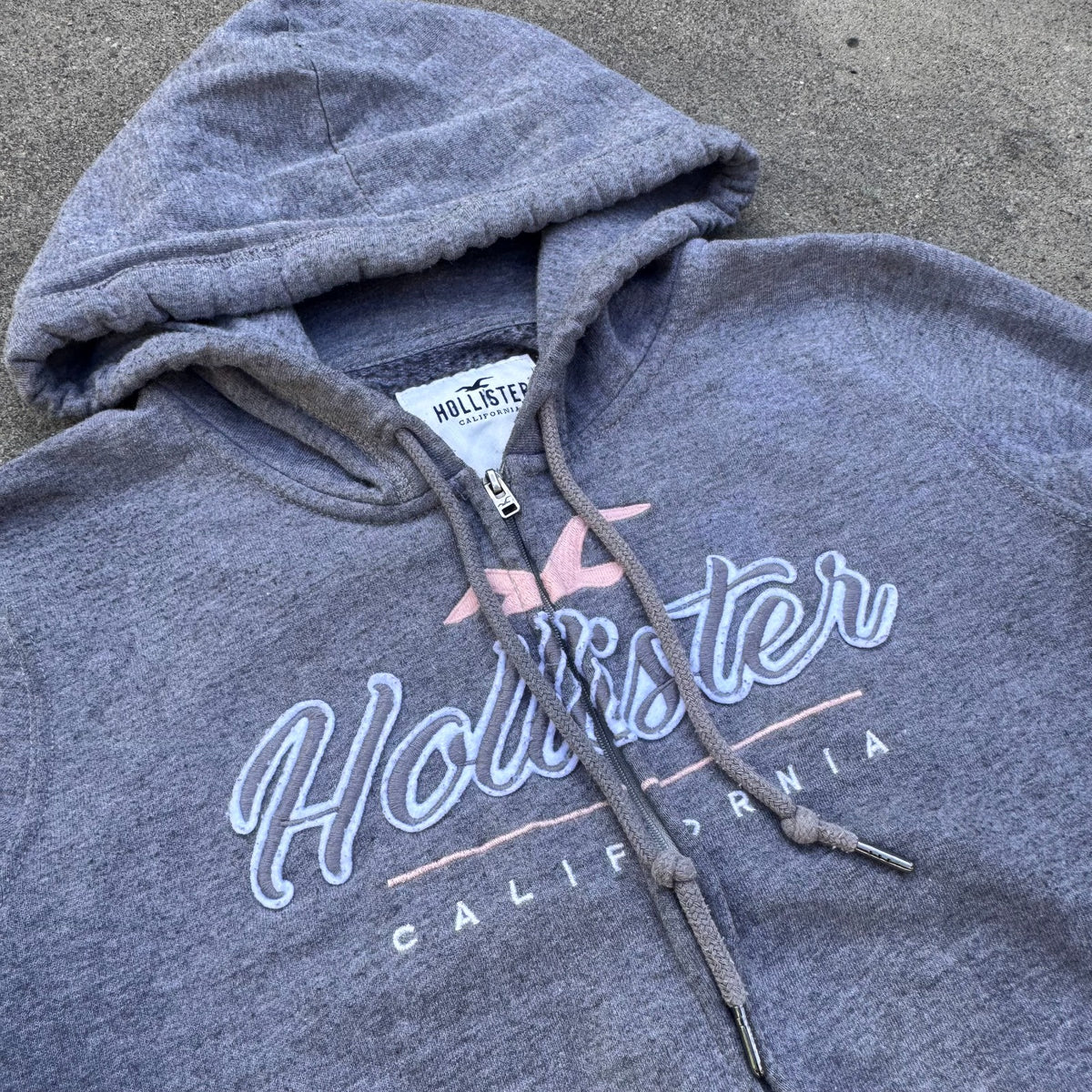 Hollister Y2K grey zip hoodie – Close-up 1