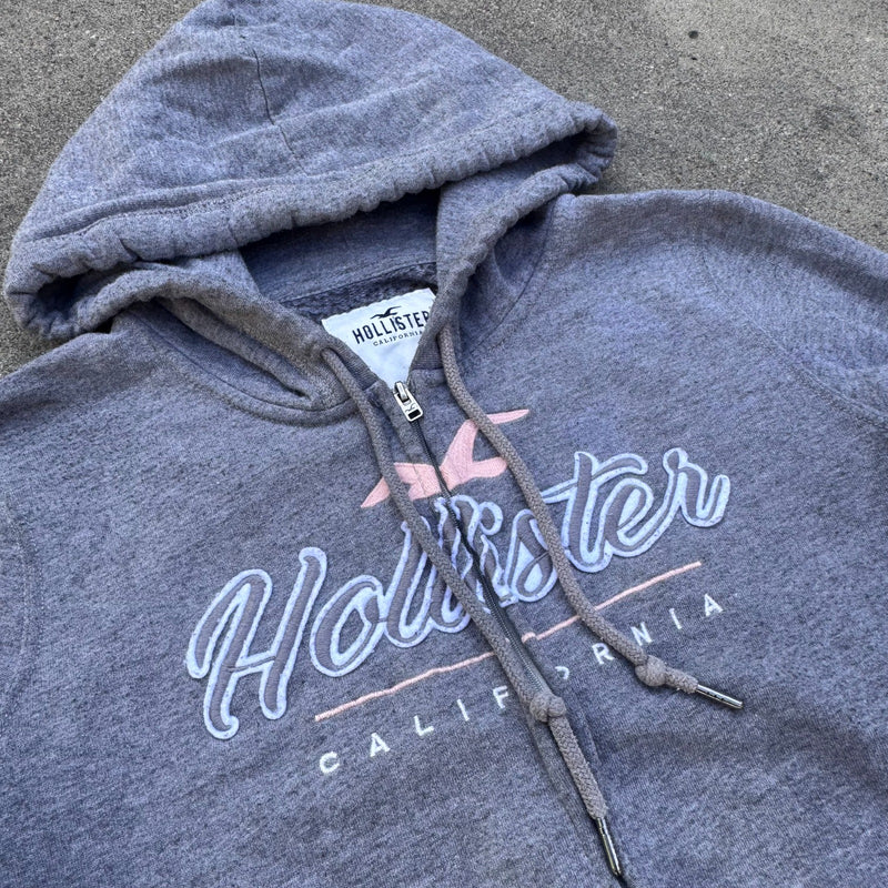 Detailansicht: Sourced limited accessories and clothes Hollister Y2K grey zip hoodie – Logo, Nähte oder Material