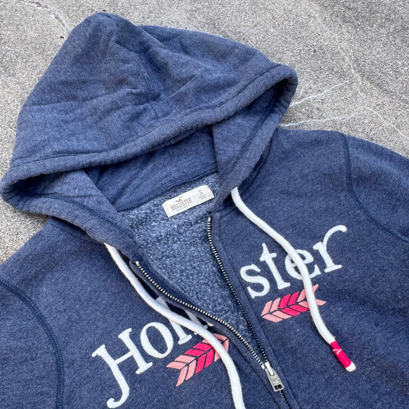 Detailansicht: Sourced limited accessories and clothes Hollister Y2K retro zip hoodie – Logo, Nähte oder Material