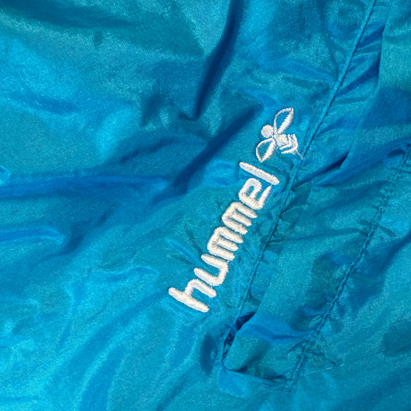 Detailansicht: Sourced limited accessories and clothes Hummel vintage 90s track jacket – Logo, Nähte oder Material