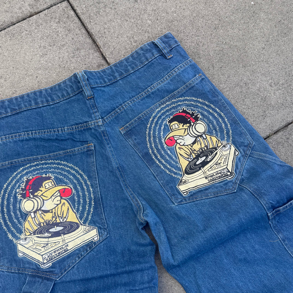 Japanese vintage baggy embroidered denim jeans – Close-up 1