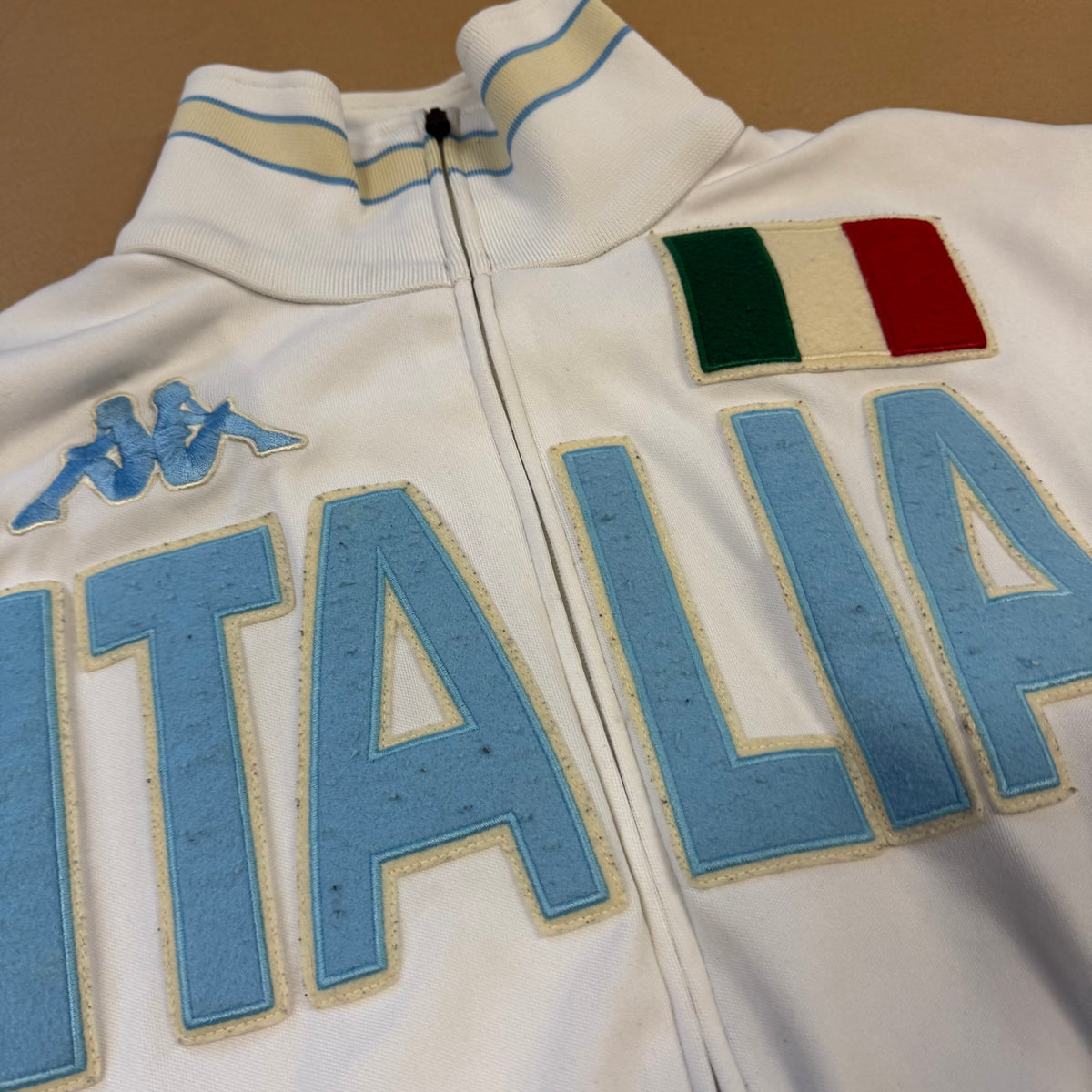 Kappa Italia white streetwear track jacket – Close-up 1