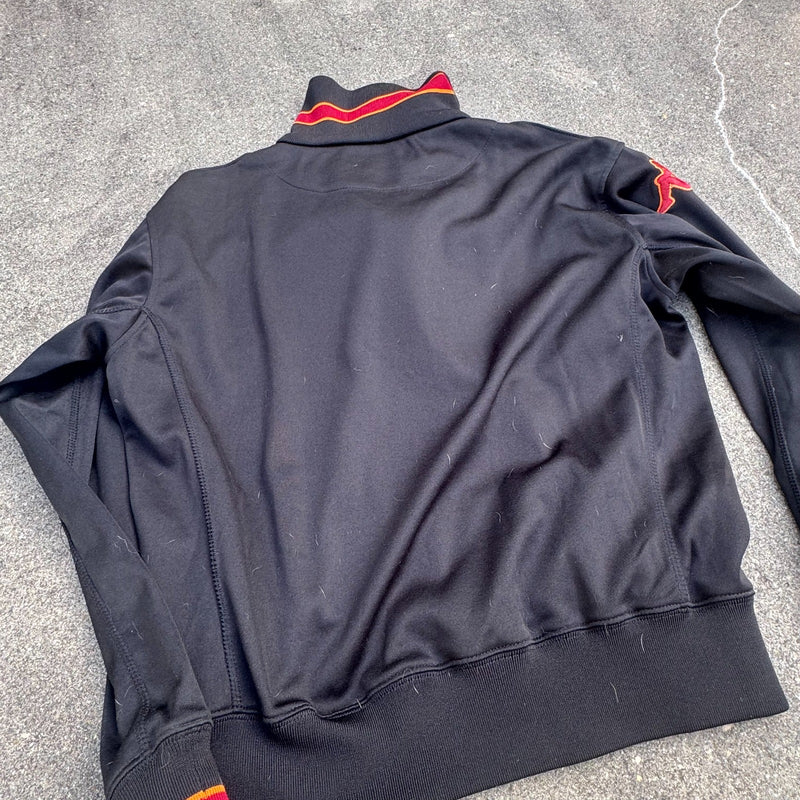 Detailansicht: Sourced limited accessories and clothes Kappa Roma streetwear black track jacket – Logo, Nähte oder Material