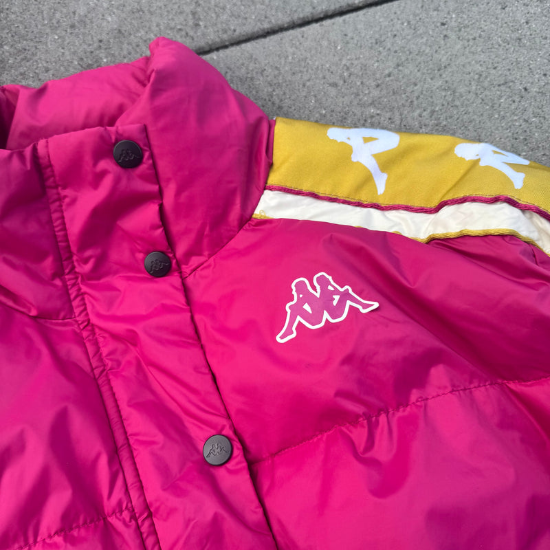 Detailansicht: Sourced limited accessories and clothes Kappa streetwear Y2K pink puffer jacket – Logo, Nähte oder Material