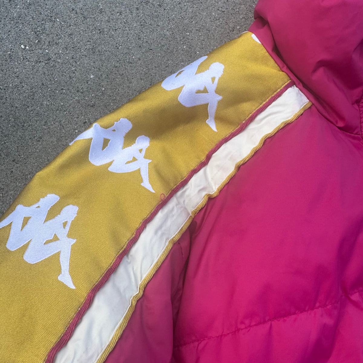 Kappa streetwear Y2K pink puffer jacket – Close-up 2