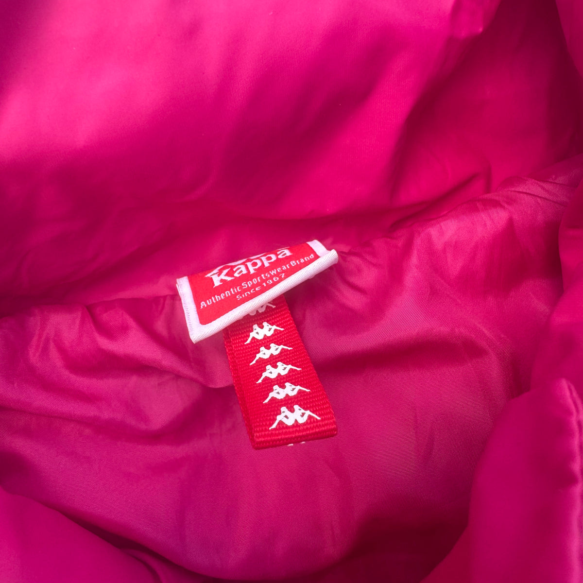 Kappa streetwear Y2K pink puffer jacket – Close-up 3