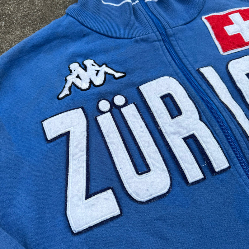 Detailansicht: Sourced limited accessories and clothes Kappa Zürich Switzerland zip-up jacket – Logo, Nähte oder Material