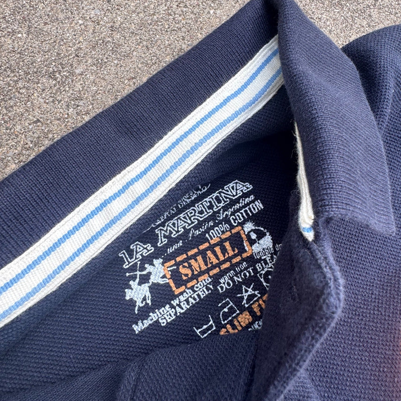 Detailansicht: Sourced limited accessories and clothes La Martina Buenos Aires No. 2 polo shirt – Logo, Nähte oder Material