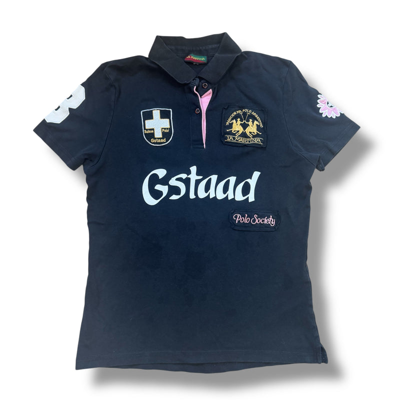 Detailansicht: Sourced limited accessories and clothes La Martina Gstaad Polo Society Switzerland – Logo, Nähte oder Material