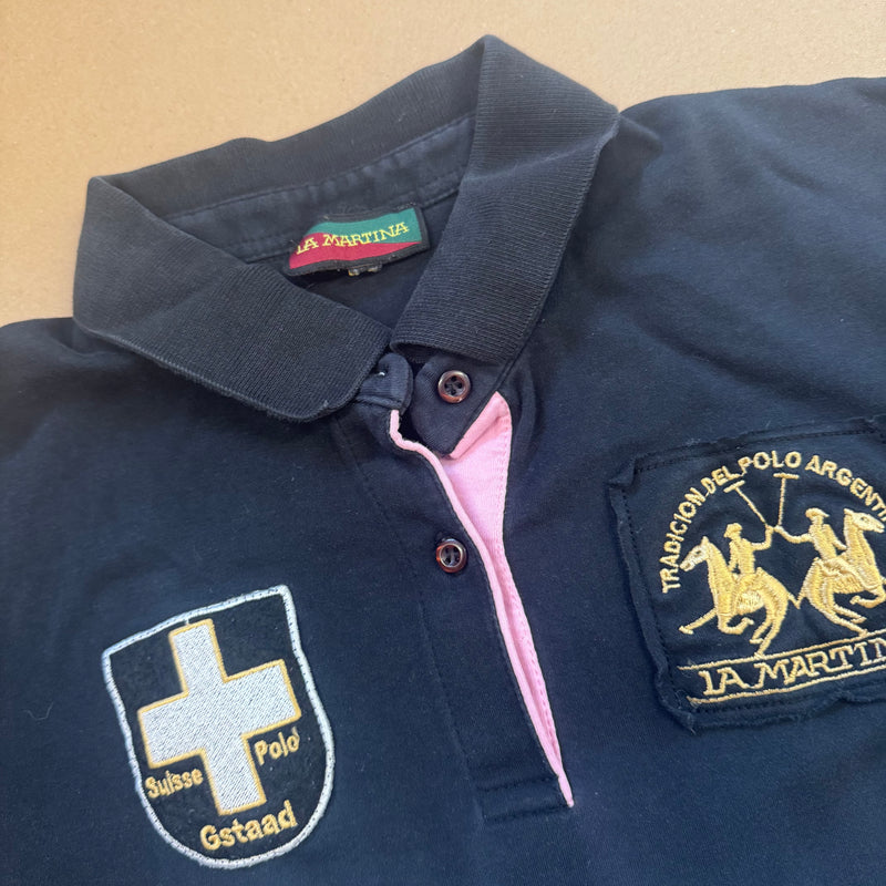 Detailansicht: Sourced limited accessories and clothes La Martina Gstaad Polo Society Switzerland – Logo, Nähte oder Material