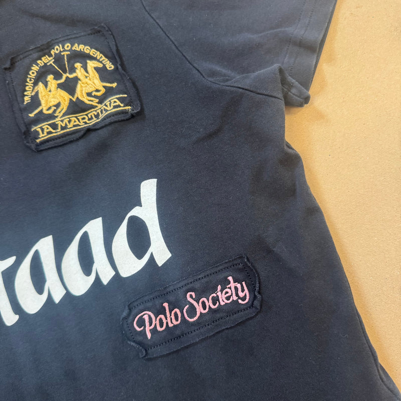Detailansicht: Sourced limited accessories and clothes La Martina Gstaad Polo Society Switzerland – Logo, Nähte oder Material