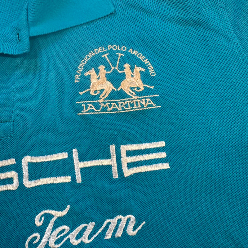 Detailansicht: Sourced limited accessories and clothes La Martina Light Blue Porsche Polo – Logo, Nähte oder Material