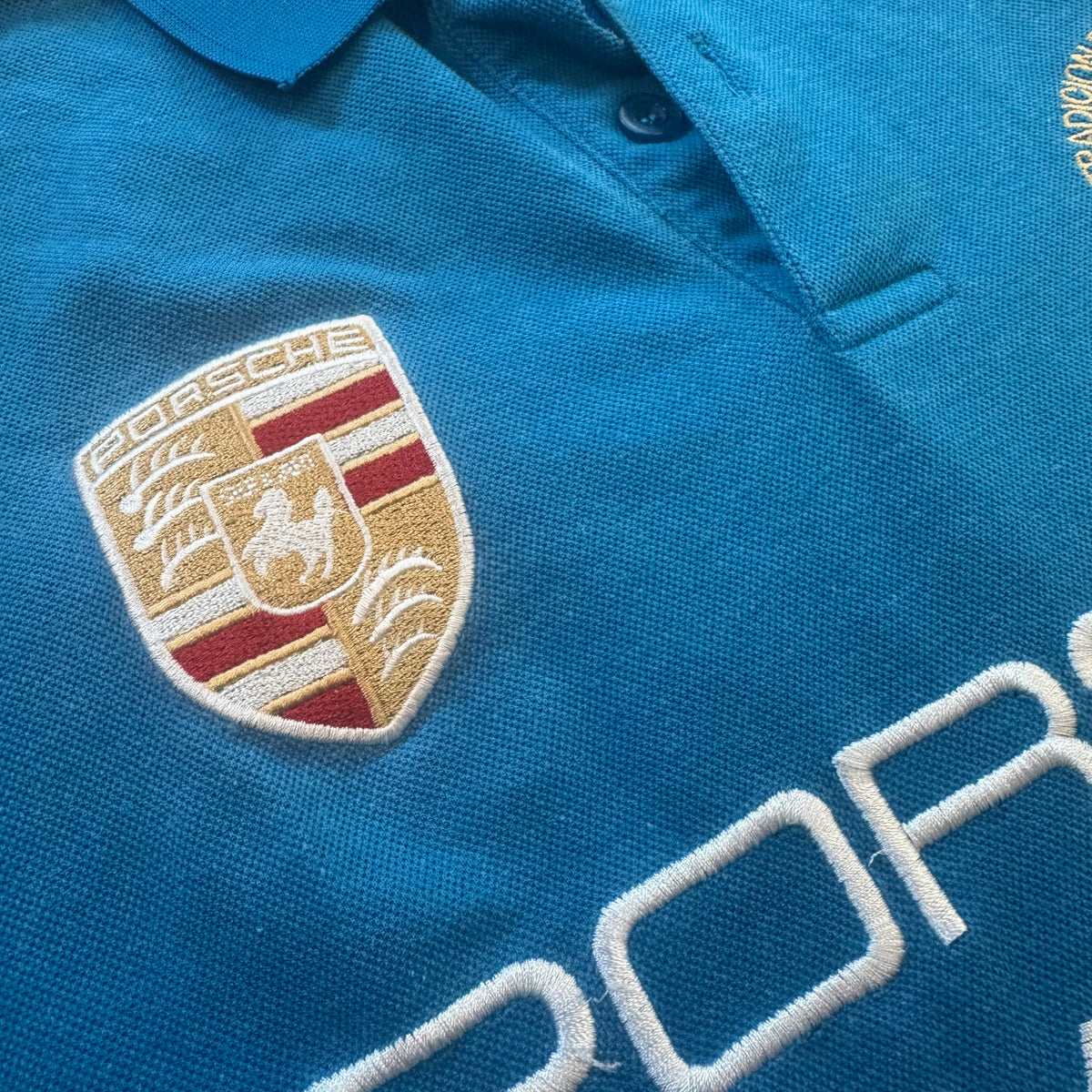 La Martina Porsche 2012 skyblue polo – Close-up 2