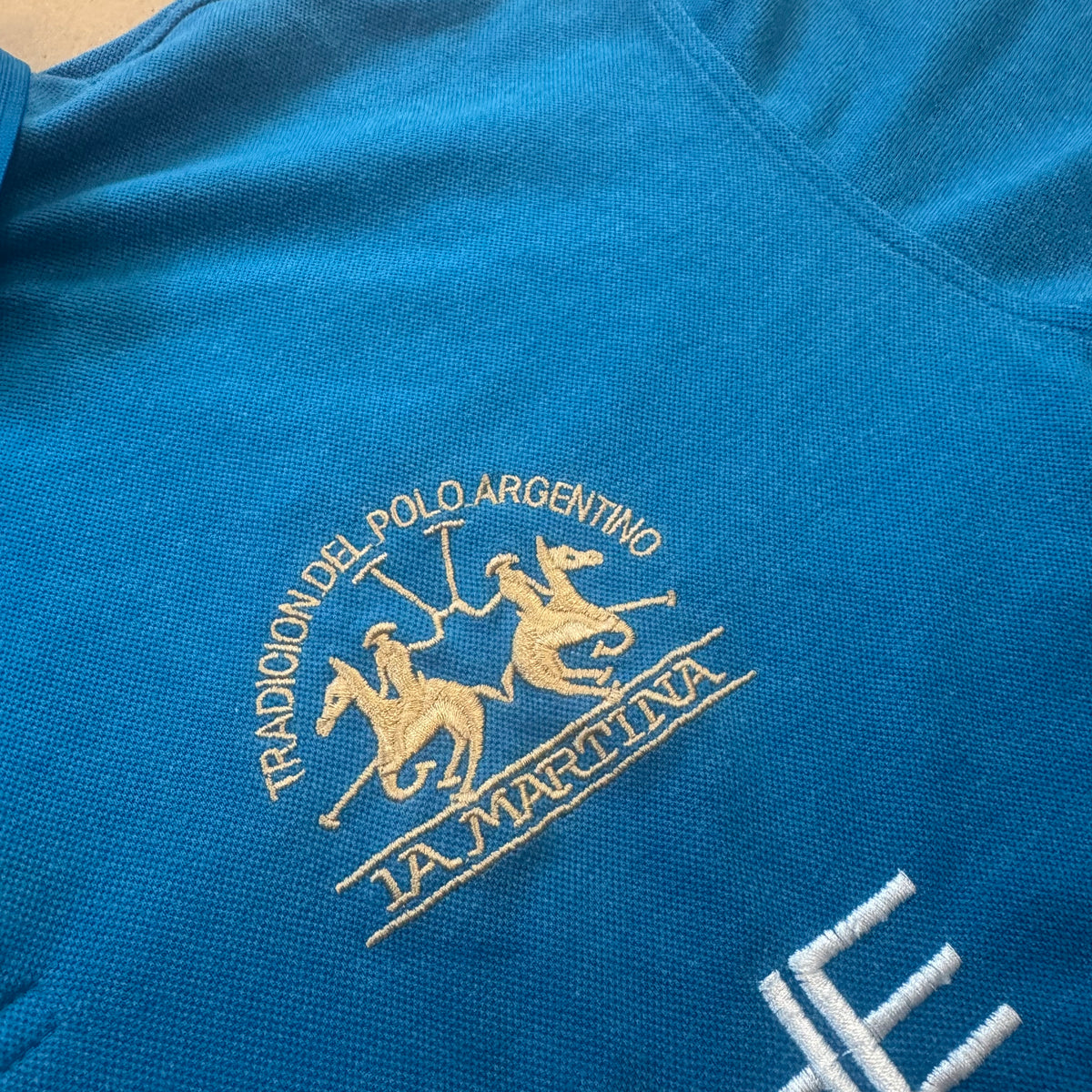 La Martina Porsche 2012 skyblue polo – Close-up 3
