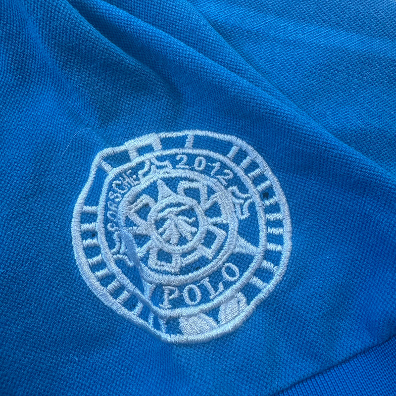 Detailansicht: Sourced limited accessories and clothes La Martina Porsche 2012 skyblue polo – Logo, Nähte oder Material