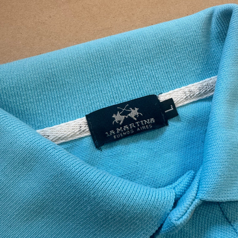 Detailansicht: Sourced limited accessories and clothes La Martina Porsche 2013 baby blue poloshirt – Logo, Nähte oder Material