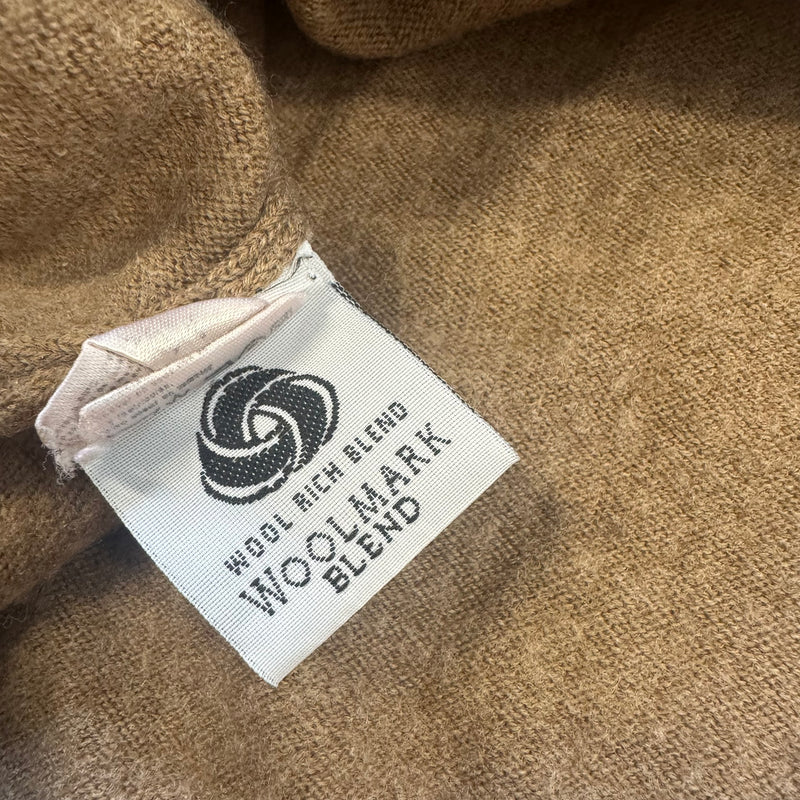 Detailansicht: Sourced limited accessories and clothes Lacoste brown wool crewneck – Logo, Nähte oder Material