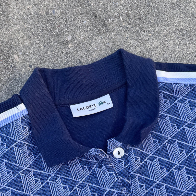 Detailansicht: Sourced limited accessories and clothes Lacoste Calluna Monogram blue polo shirt – Logo, Nähte oder Material