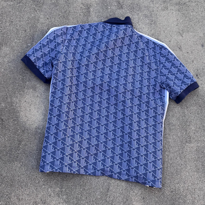 Detailansicht: Sourced limited accessories and clothes Lacoste Calluna Monogram blue polo shirt – Logo, Nähte oder Material