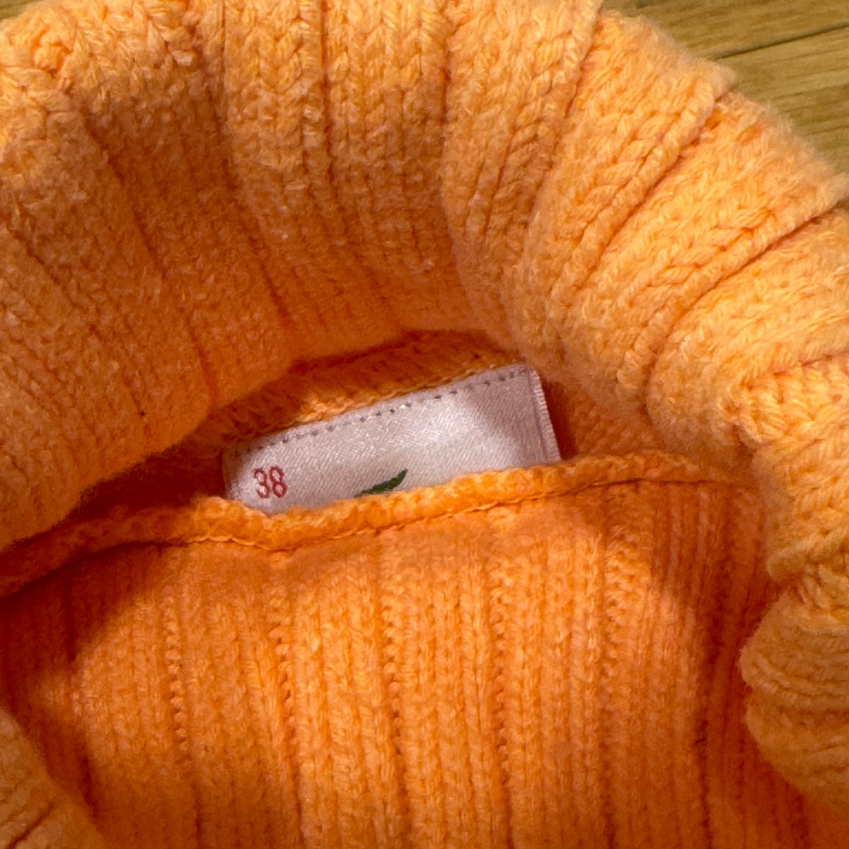 Lacoste knitted orange turtleneck sweatshirt – Close-up 2