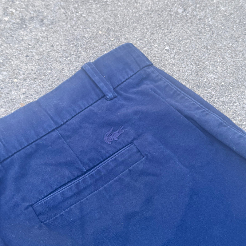Detailansicht: Sourced limited accessories and clothes Lacoste retro casual blue chinos – Logo, Nähte oder Material
