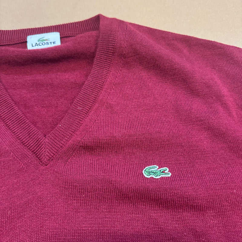 Detailansicht: Sourced limited accessories and clothes Lacoste vintage burgundy v-neck sweater – Logo, Nähte oder Material